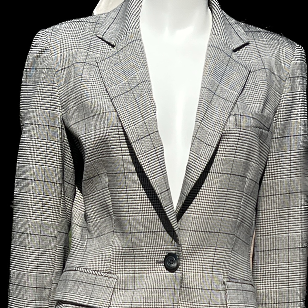 woman's Jones of New York suit